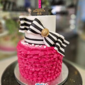 Tarta de Rosa con Lazo ¡Déjate Enamorar por la Elegancia y el Sabor!
