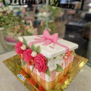 Tarta Cumpleaños en Caja Floral: Flores y Dulzura