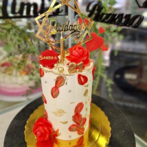 Tarta Cumpleaños Rosas Rojas ¡Elegancia y Pasión en Cada Bocado!
