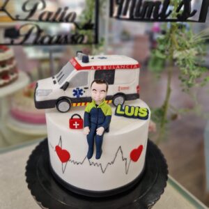 Tarta personalizada de cumpleaños con diseño de ambulancia
