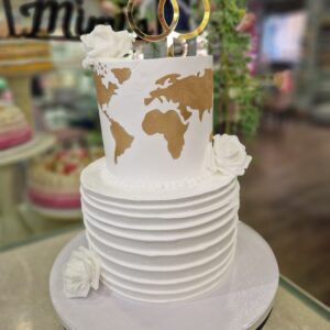 Tarta Boda Elegante con Flores y Mapamundi