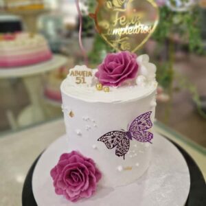 Tarta de Cumpleaños Elegante con Flores Comestibles