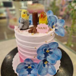 Tarta de Cumpleaños con Agapornis y Azucenas Azules